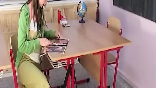 Esmer kadın soyunuyor ve masada poz atıyor