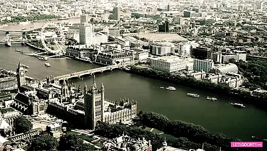 Горячую крошку Stacey Saran трахают со своей горячей подругой-блондинкой