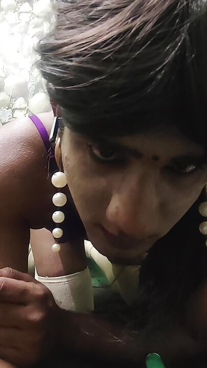 Raaji indiyan krsadresars dildoo ke saath chudaee kar rahi hai
