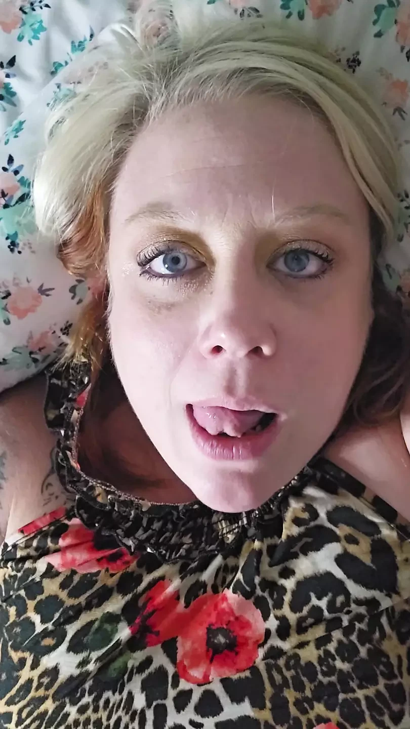 Finger fuck my squirting wet pusay