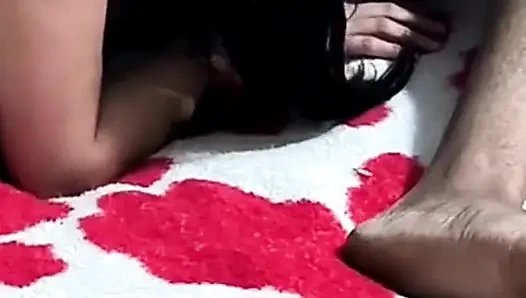 Показываю мои грязные ступни камере, пока получает кримпай от моего черного