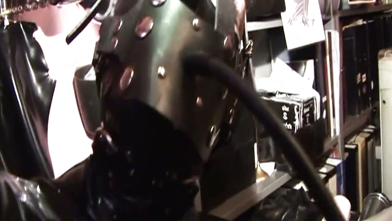 Dominatrix εκπαιδεύει σκλάβο με κουκούλα με τεράστιο Dildo