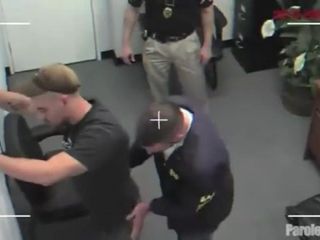 Des flics baisent des suspects coquins