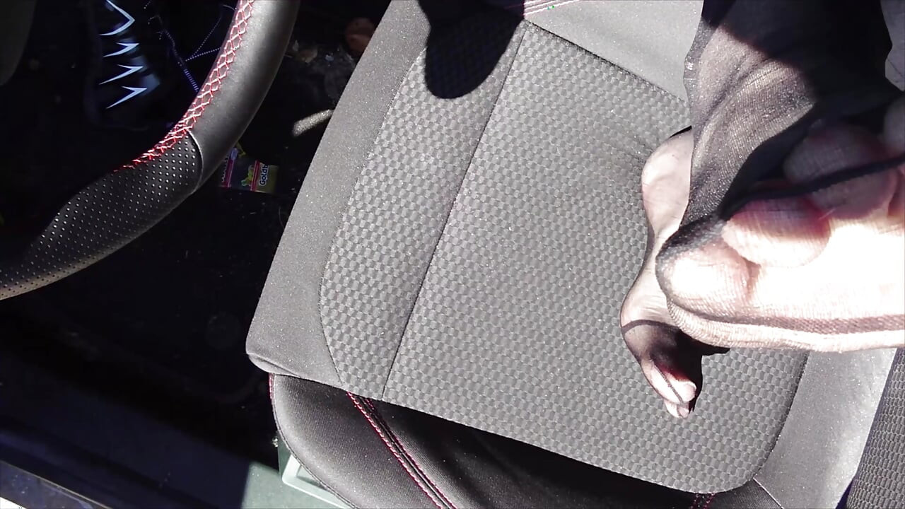 Pés de nylon garoto de meia-calça no carro