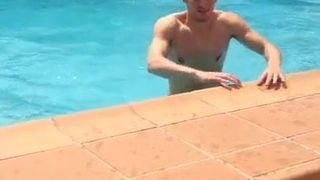 Polla dura en la piscina