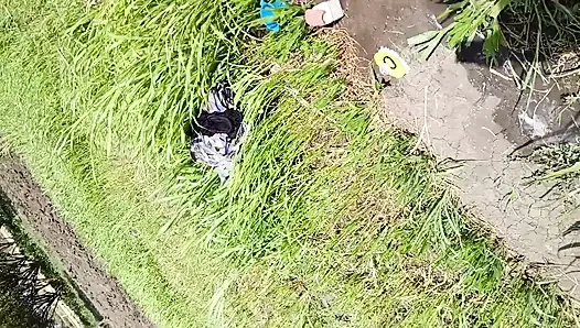 Kheton mein desi sauteli bahan Sadi utaar kar Naha Rahi Hai khula bathroom jungle mein bhabhi Naha rahi hai sasur ji ne deka outdoor Bahhroo