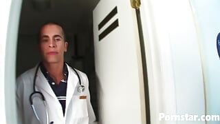 Nena caliente Deena Sky disfruta del sexo duro con el médico