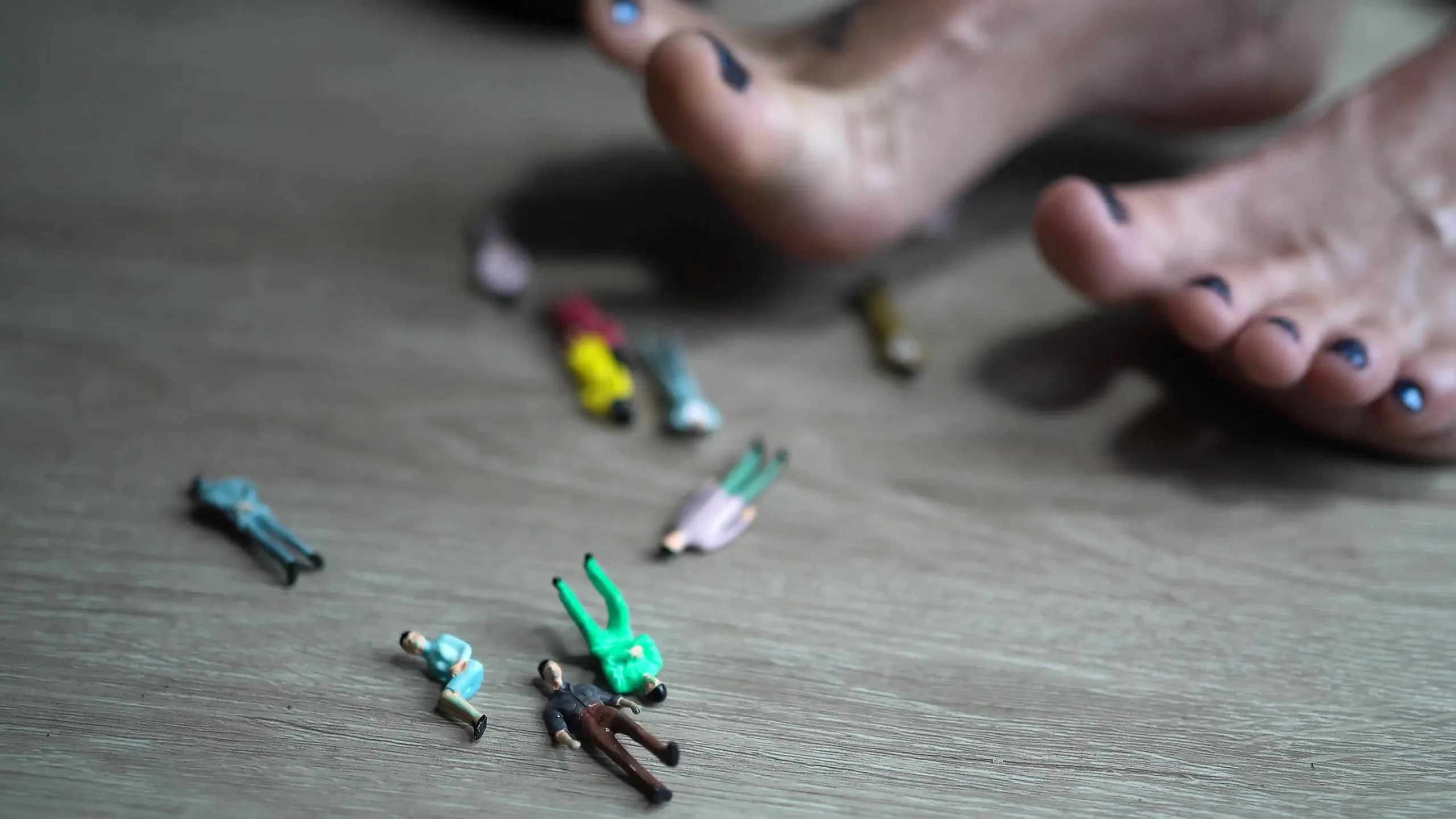 Je marche sur des petites personnes avec mon fétasse nue