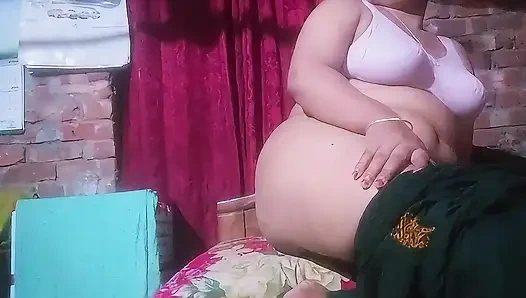 Привлекательная жена дези очень жестко двигает пальцами.