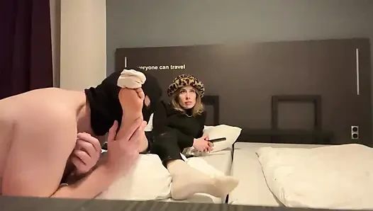 Terli Ayaklarımı Kokluyor, Yalıyor Ve Masaj Yapıyor.