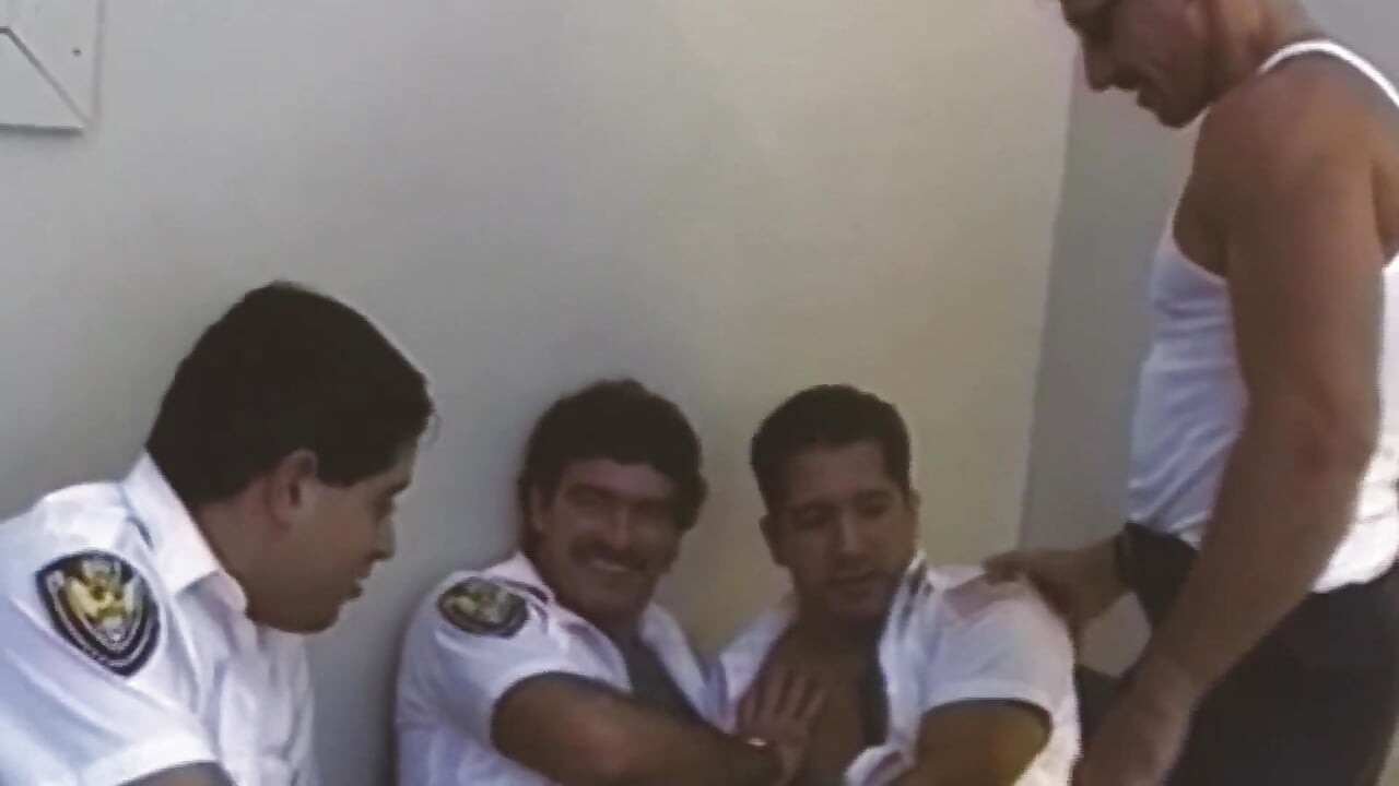 Back Guys Cena 1: Orgia de ursos musculosos fodendo as bundas um do outro