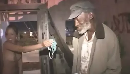 Публичная девушка показывает перед бездомным мужчиной