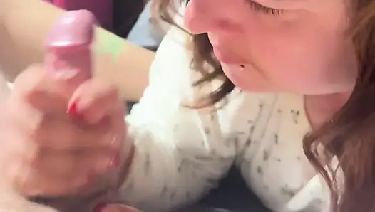 Пухлая девушка делает красивый минет и дрочит