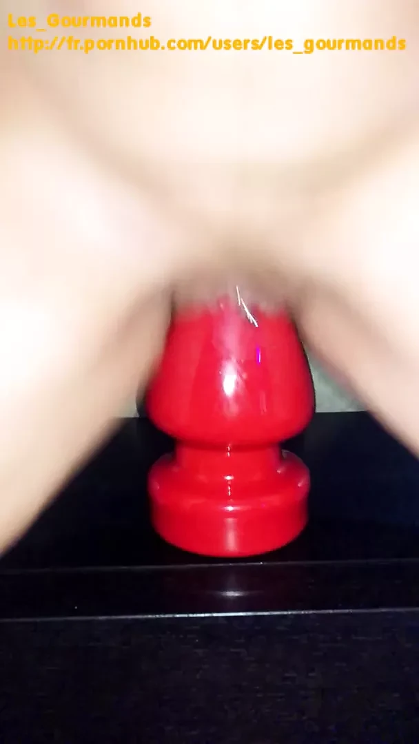 MILF puts Huge Dildo in the Pussy and in the Ass, before Anal
