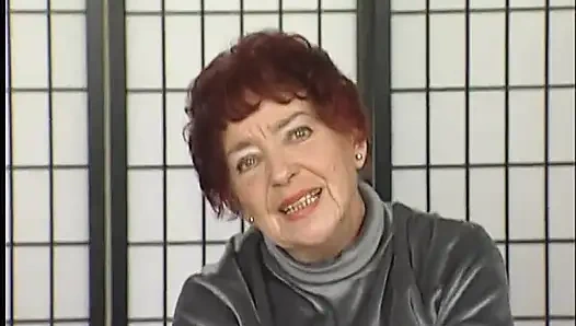 Nenek rambut merah dengan jembut tebal lagi asik muasin memeknya pakai mainan seks di ruangan casting