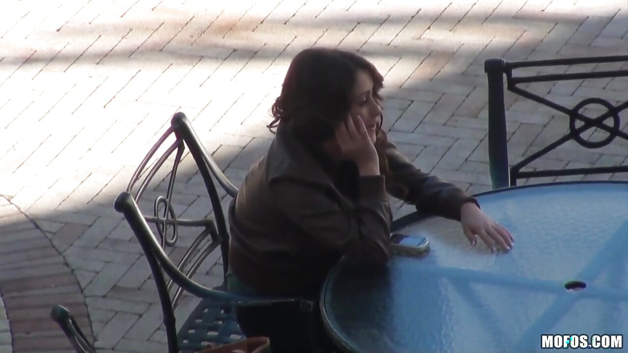 パトロール中の変態 - 彼女の顔に笑顔を戻せるのは、大きくて硬いペニスだけ!