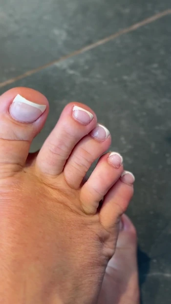 Feet footfetish obey my feet come lick and suck on my toes and lick on my feet