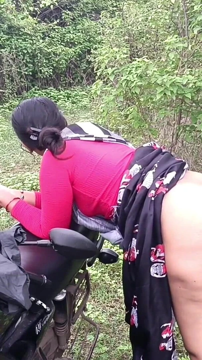 Moment mémorable de « Kavita la desi indienne baise avec son copain dans la jungle en levrette, trompe son mari, joue romanitc »