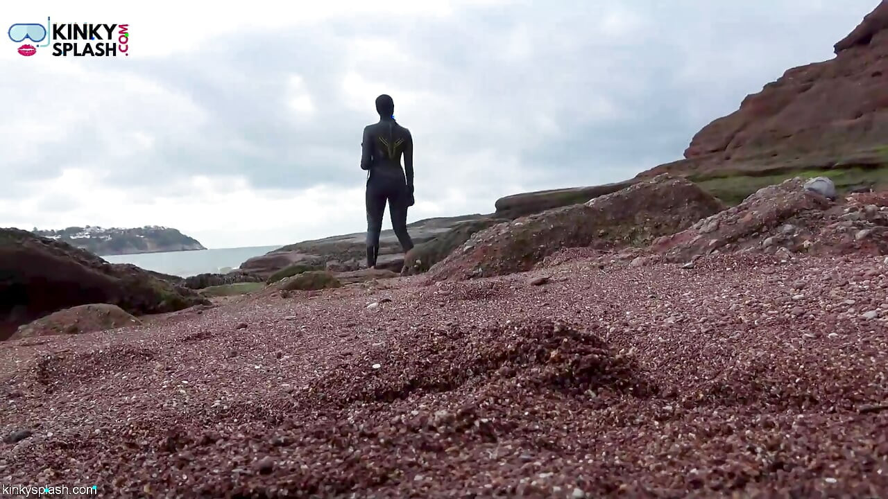 Wetsuit Giantess znajduje małą zabawkę do drażnić