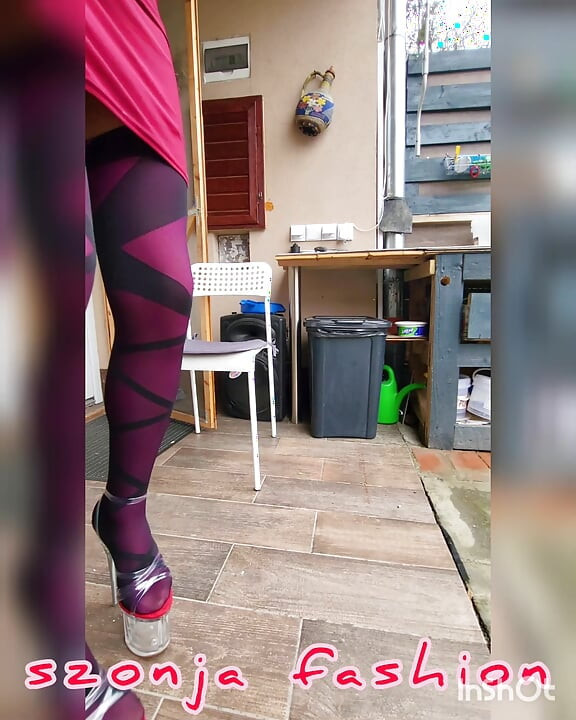 Трави е курва в секси пясъчни костюми.