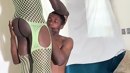 Гей-шлюшку трахнули в чулках-сеточках