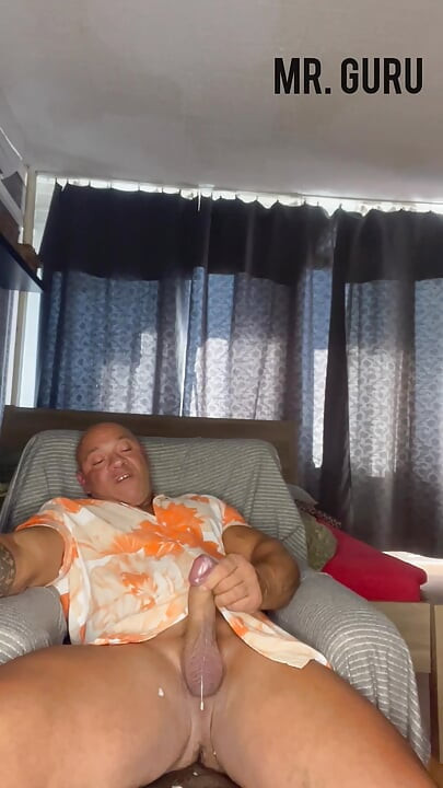 Mrguru seksi bodybuilder drka kod kuće