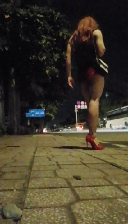 Προσποιηθείτε την πουτάνα στο δρόμο
