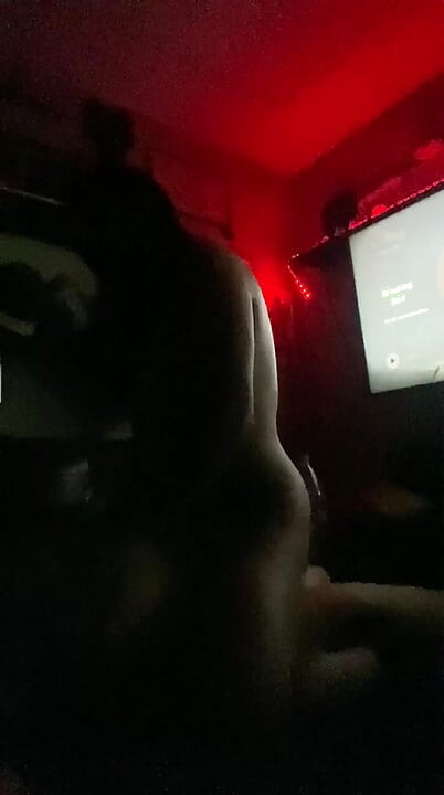 Elle entre dans la chambre, non censurée parce qu’il fait noir