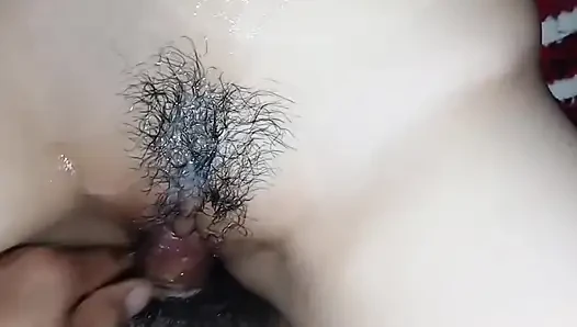 Hala rahat hissetmeyen ve zonklayan 18 yaşındaki bakire kız bu yüzden zayıflıyor