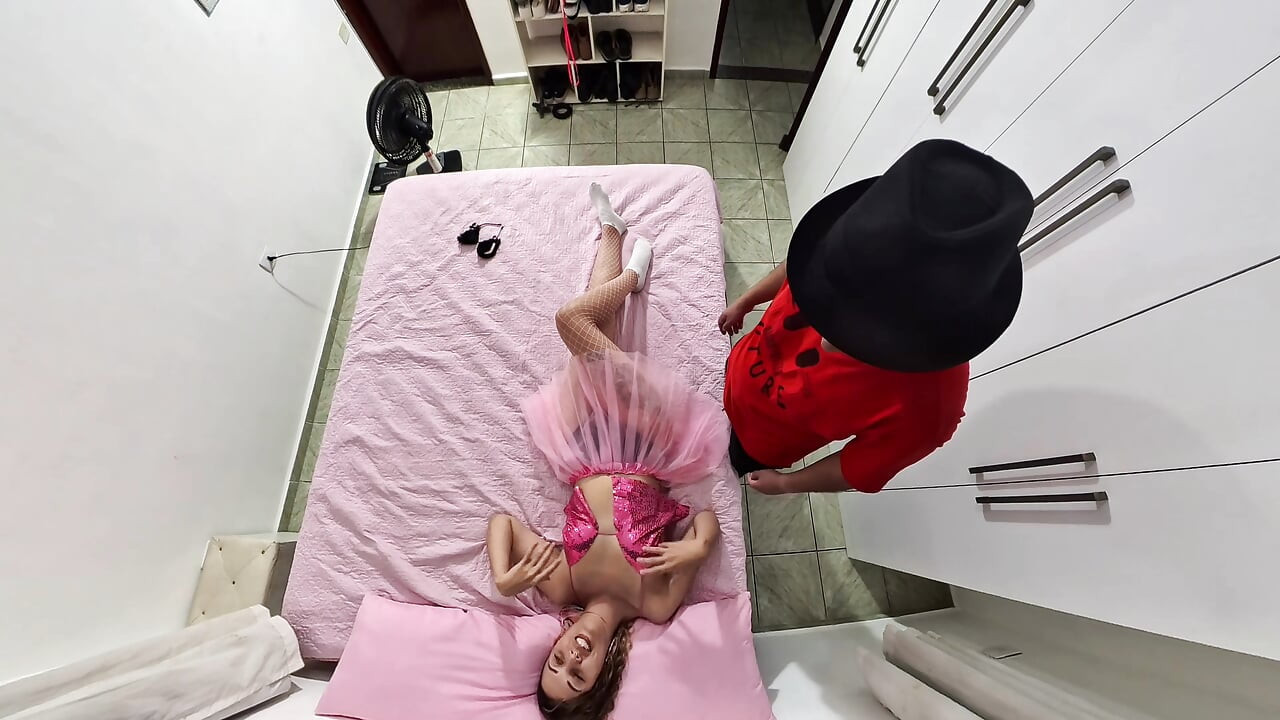 Tatăl vitreg își scoate costumul de carnaval și ejaculează în gura ei.