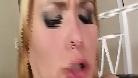 Deneyimli sarışın hatun sarkma yoğunluğunda büyük yarağı boğazlıyor