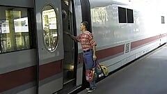 Hete Duitse blondine met geweldige ronde tieten mag een kerel in een trein plezieren