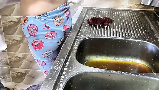 Suudi adam mutfakta Arap hizmetçiyi sikiyor