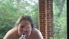 Susannah Smith buta kurva dildókat szop és baszik a teraszon