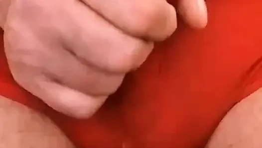 Dede masturbasyon yapıyor ve büyük ölçüde fil bagajı pantolon giyiyor