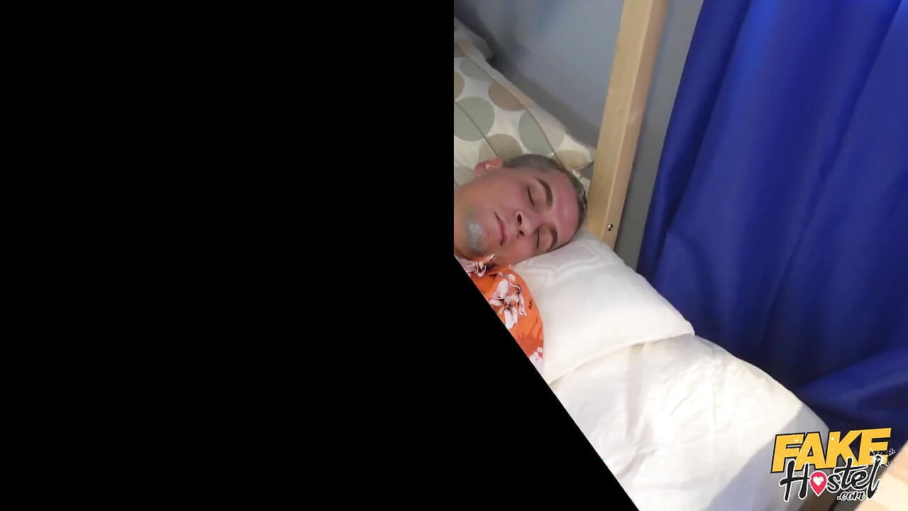 Fake hostel - la morena mojada Scyley Jam se enfrenta al propietario en su cama y luego toma su enorme polla a lo perrito