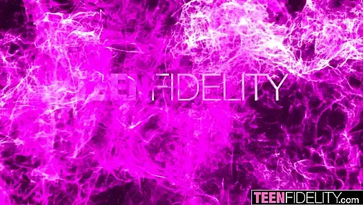 TEENFIDELITY Розовую принцессу Kloe Обожает