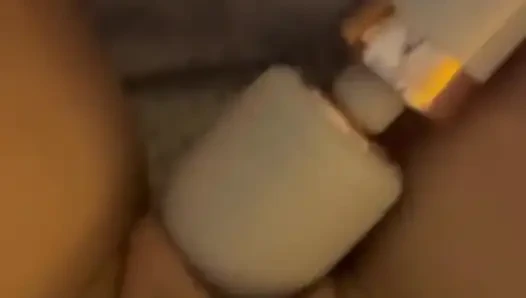 Aku lagi asik muasin memekku pakai vibrator sampai muncrat banyak banget!