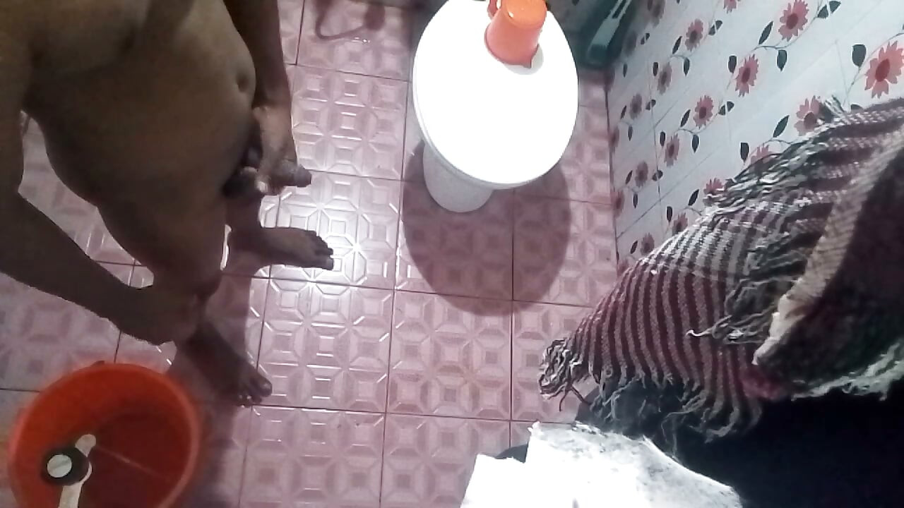 Klej gai ne hstal ke baathroom men masturbeshan kiya