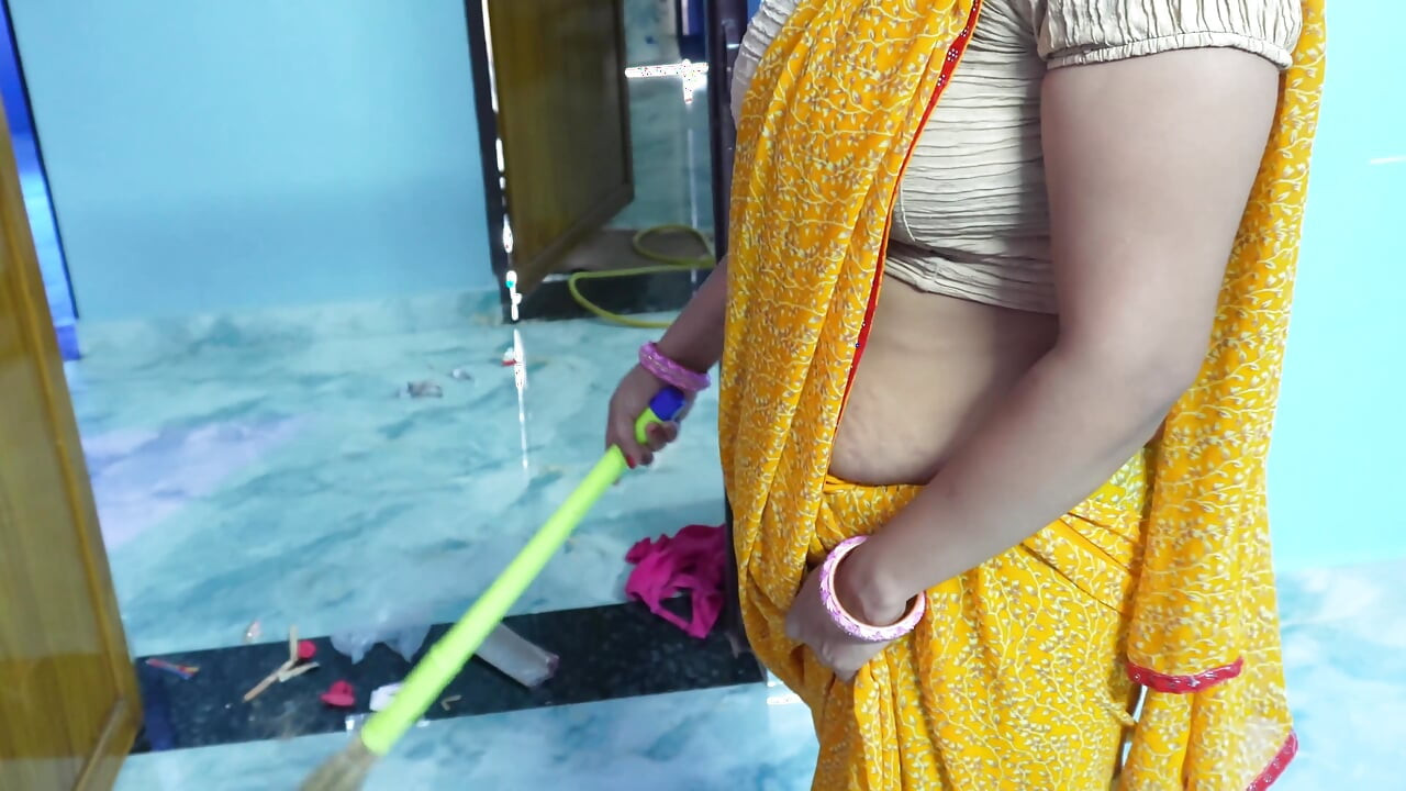 Naukrani Ne Malik Ko Bola Salary Badhao to Malik Ne Naukrani Ko Choda