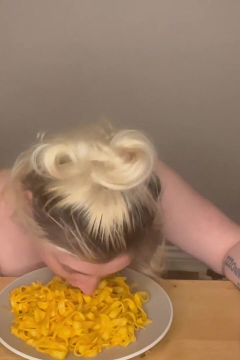 Geen handen rommelige Pasta Mukbang