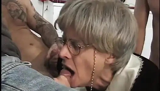 Nenek terangsang tahu cara menangani gang bang