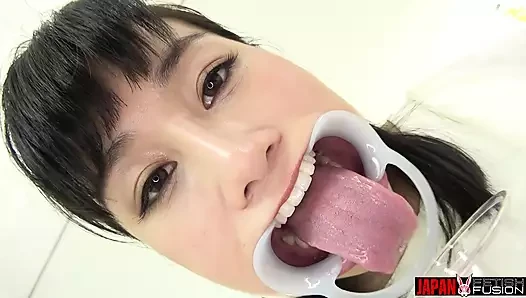 Tomoka Akari'nin dili parlıyor - ıslak, kıvrılmış ve dildoya tükürüyor. Okşamayı bırakmıyor