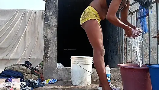 Стираю одежду моего папочки после того, как ее трахнули, моча из моей киски!!