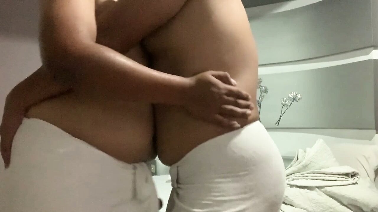 Gorditos Enamorados en Toalla juntan sus pipis