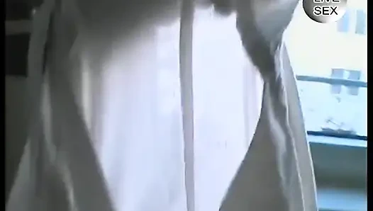 Sevimli sarışın kız kıllı amcığını ovuyor