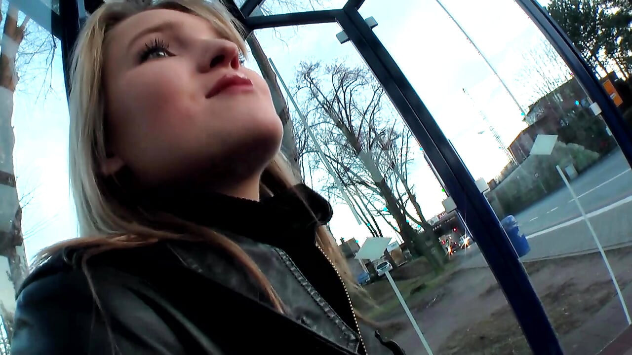 Blondes schätzchen neckt titten und spielzeug in BDSM-bondage