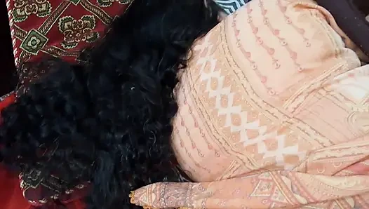 Горячая сводная сестра помогает брату кончить