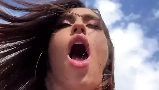 Kelsi gerçek bir melek ve beni havuzumda sikmek istiyor, bu pawg'ın büyük yarağımı sıkı amına almasına bayılıyorum