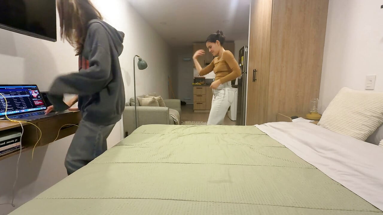 엉덩이를 움직이며 트월크를 하고 있어요